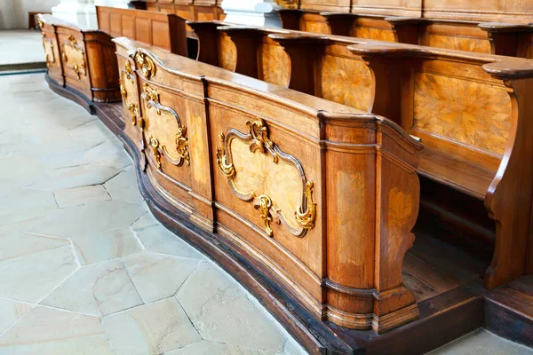 Деревянные Скамейки Молитвы Внутри Церкви Деревянный Складной Молитвенник — стоковое фото