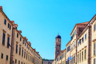 Dubrovnik Hırvatistan 'daki Fransisken Kilisesi ve Manastırı. Eski şehirde binaları olan bir cadde.
