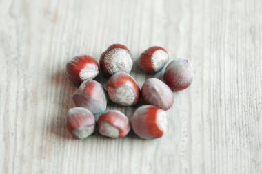 Tahta arka planda fındıklar. Fındık ağacının meyvesi. Corylus Avellana 'nın Cevizleri