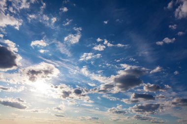 Bulutlarla dolu mavi gökyüzünde parlıyordu. Yaz günü gökyüzü 