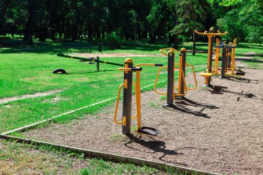 Avrupa parkında oyun parkı. Bahar parkında eğitim aparatı 