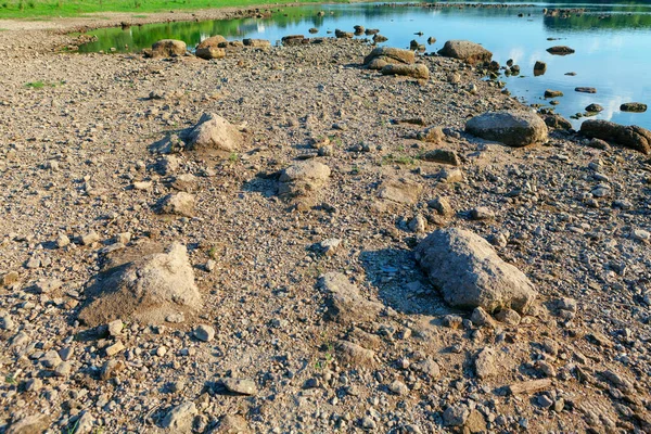 Des Rochers Sur Rive Riverside Pendant Sécheresse — Photo