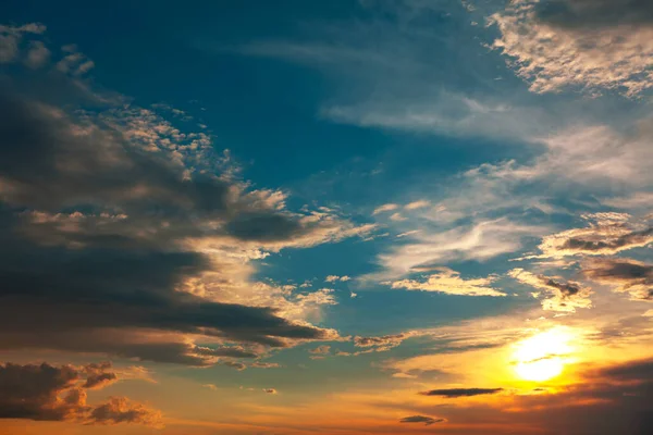 Soumrak Mraky Sluncem Nádherná Obloha Večerních Hodinách — Stock fotografie