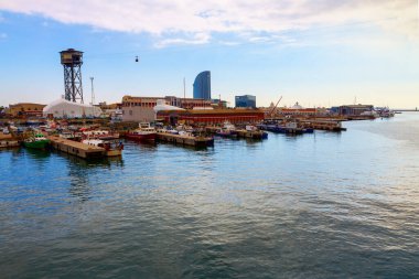 Barcelona Port Vell 'de. Limanda yatlı bir manzara.