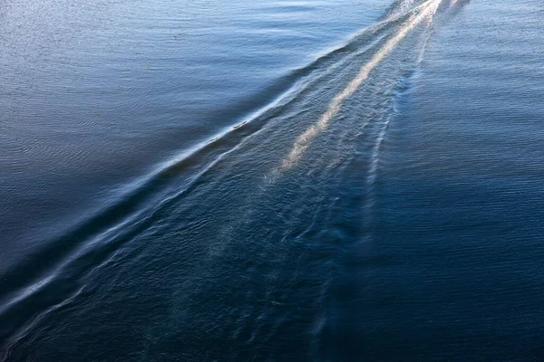 Wake Ship Water Surface Waves Created Motion Ship — Stockfoto