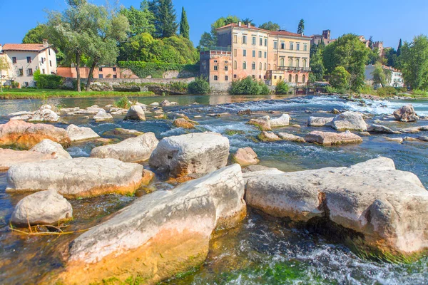 Paisagem Fluvial Bassano Del Grappa Cidade Itália Rochas Água Corrente — Fotografia de Stock