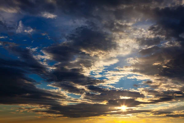 夕暮れに覆われた空 薄明かりの雲 — ストック写真