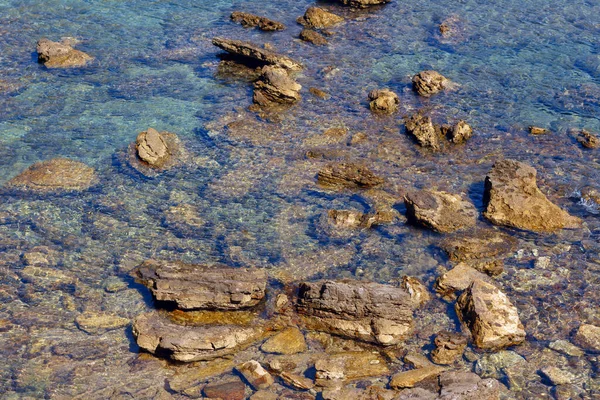 Hullámok Becsapódnak Part Menti Sziklákba Nagy Kövek Átlátszó Trópusi Vízben — Stock Fotó
