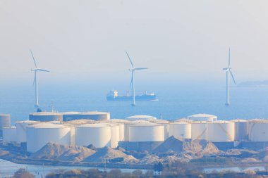 Kopenhag 'daki petrol deposu. Petrollü sahil tankları. Kuzey Denizi 'ndeki yel değirmeni çiftliği