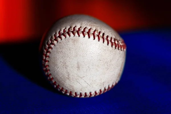 棒球球 蓝色和红色背景 用线缝制的运动皮球 — 图库照片