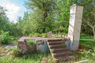 Bir evin yıkıntıları. Terk edilmiş bina. Temel ve merdiven harabeleri