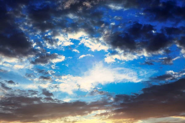 Donkere Wolken Blauwe Lucht Ochtendhemel Atmosfeer — Stockfoto