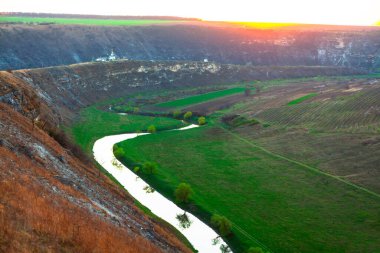 Yaşlı Orhei Peyzajı. Moldova 'nın ünlü turistik mekanı. Nehir manzarası ve tepeli çayırlar. 