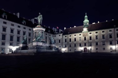 Avusturya İmparatoru Franz 'ın anıtı. Innerer Burghof, Hofburg Wien . Viyana 'da gece vakti 