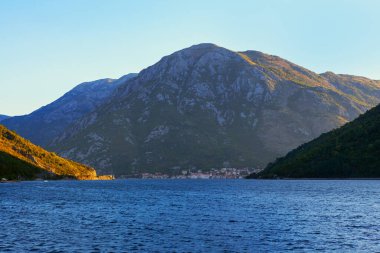 Dağların arasındaki sahil kasabası. Kotor Körfezi Dağlık Sahili