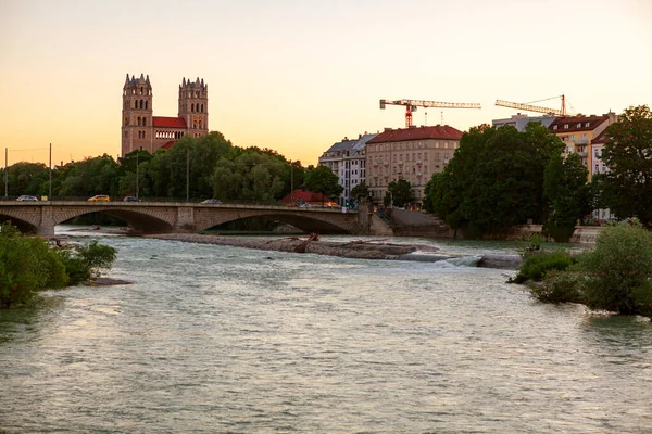 Río Isar Puente Munich Alemania Distrito Residencial Riverside — Foto de Stock