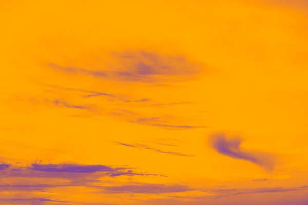 Céu Amarelo Com Nuvens Azuis Céu Colorido Abstrato — Fotografia de Stock