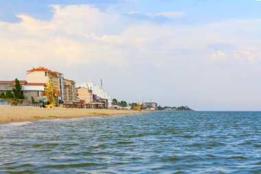 Deniz kıyısında bir tatil köyü. Plajda yaz tatili