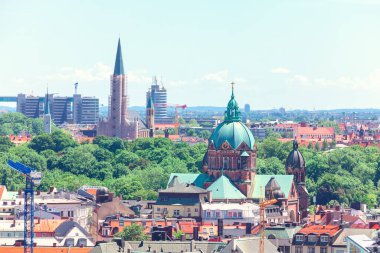 Münih şehri panoraması. Romantik Protestan kilisesi. Katedral neo-gotik mimari. Kirchengemeinde St. Lukas