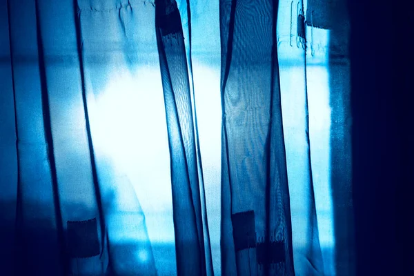 Perdeler Mavi Işıkta Oda Içi Manzaralı Pencerede Işığı — Stok fotoğraf