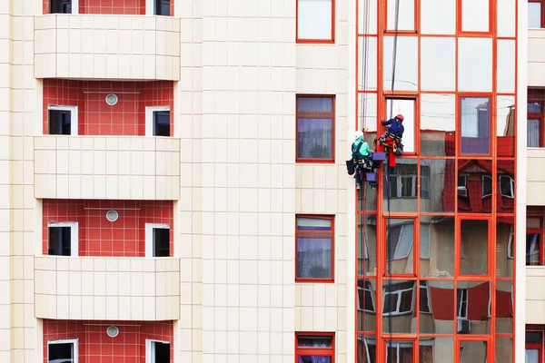 Service Lavage Nettoyage Des Fenêtres Travailleurs Accrochés Aux Cordes Lavant — Photo