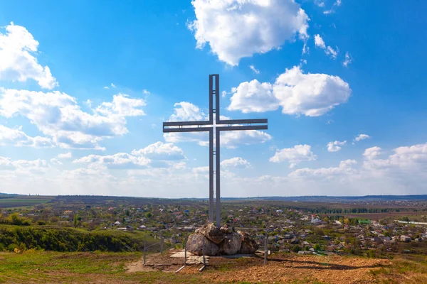 丘の上のクロス記念碑 キリスト教のシンボル — ストック写真