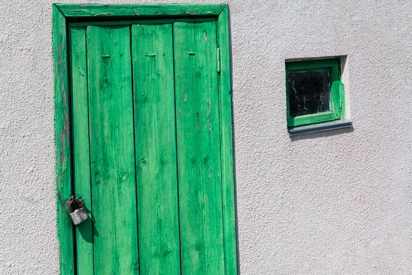 Zamknięte Zielone Drzwi Stodoła Zielone Drewniane Drzwi — Zdjęcie stockowe