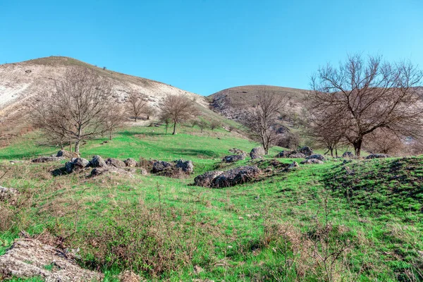 Lkbaharda Kayalık Manzaralı Tepe Taş Devri Manzarası — Stok fotoğraf