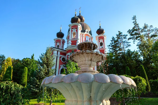 Kilisenin önündeki çeşme. Moldova 'daki ünlü Curchi Manastırı 