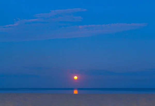 海の上に満月 水の中の月の反射 — ストック写真