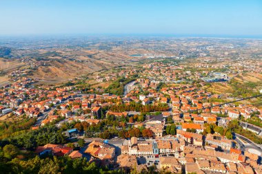 Yukarıdan San Marino Manzarası. Çatıların havadan görünüşü. San Marino 'ya giden yol. 