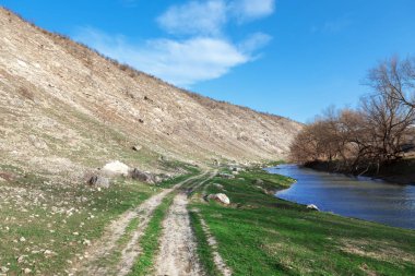 Nehir boyunca uzanan yol. Tepedeki köy yolu.