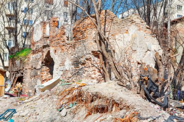 Tuğla duvarlı harabe bir ev. Şehirde harabeler inşa ediliyor. 