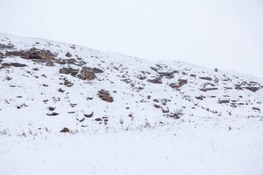 Kayalık tepe karla kaplı, kış manzarası 