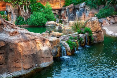 Cennet şelalesi. Doğal su çağlayanı ve kayalar