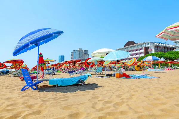 Playa Con Sombrillas Colores Vacaciones Playa Soleada — Foto de Stock