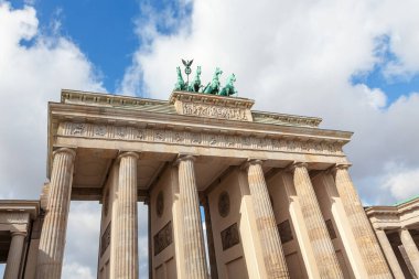 Berlin Brandenburg Kapısı. Doric sütunlu şehir kapısı. Almanya 'nın ünlü simgesi