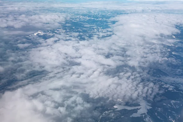 Kilátással Hegyekre Felhőkre Havas Hegyvonulat Felhős Kilátás Felülről — Stock Fotó