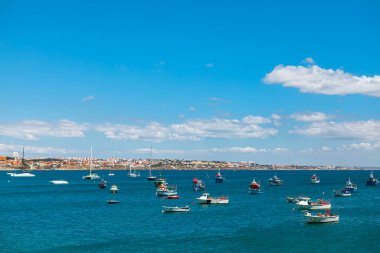 Portekiz, Cascais 'in Atlantik kıyısında. Tekneleri ve yatları olan liman manzarası