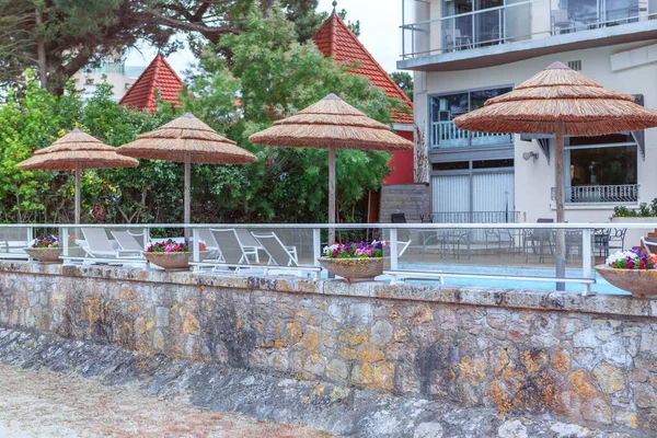 Tropical Tourist Resort Vue Extérieure Parasols Sur Station Balnéaire Exotique — Photo