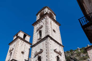 Kotor Montenegro 'daki Aziz Tryphon Katedrali. Horolojili çan kulesi 