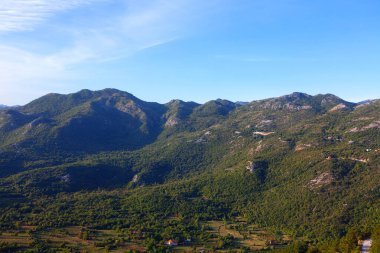 Yeşil dağın rahatlaması. Dağlık bir manzara.