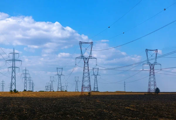 Las Líneas Transmisión Alta Tensión Suministran Electricidad Largas Distancias — Foto de Stock