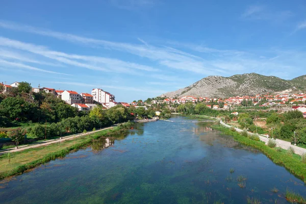 Trebinje镇位于波斯尼亚和黑塞哥维那 Trebisnjica河和巴尔干半岛风景 — 图库照片