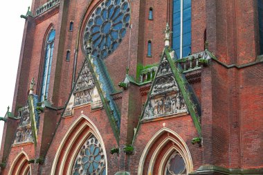  Kızıl tuğlaların yaptığı Neo Gotik Katolik Kilisesi. Eindhoven, Hollanda 'daki St. Catherine Kilisesi' nin ön yüzü.