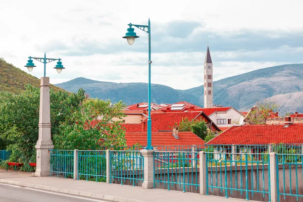 瓦屋根とモスクの尖塔 ボスニア ヘルツェゴビナの町の通り — ストック写真