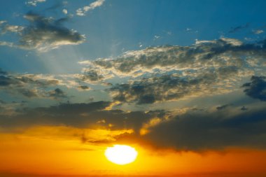 Bulutlu akşam güneşi. Alacakaranlıkla cennet 