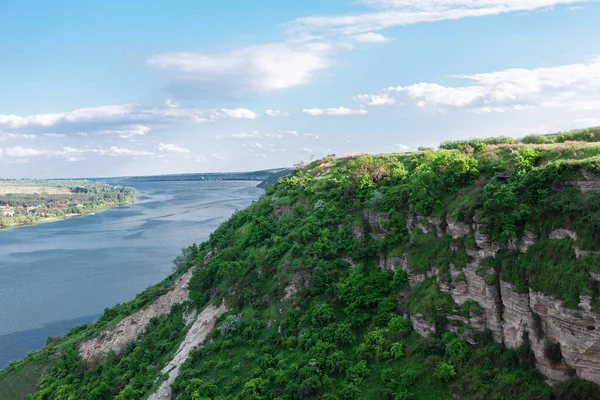 Yeşil sahil uçurumu. Nehir kıyısındaki Rocky Hill 