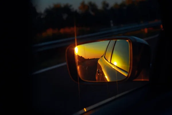 Reflektion Solnedgången Backspegeln Köra Skymningen — Stockfoto