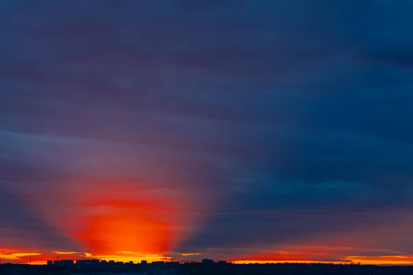 Crépuscule Lumineux Sur Ville Ciel Soir Avec Rayons Lumière — Photo